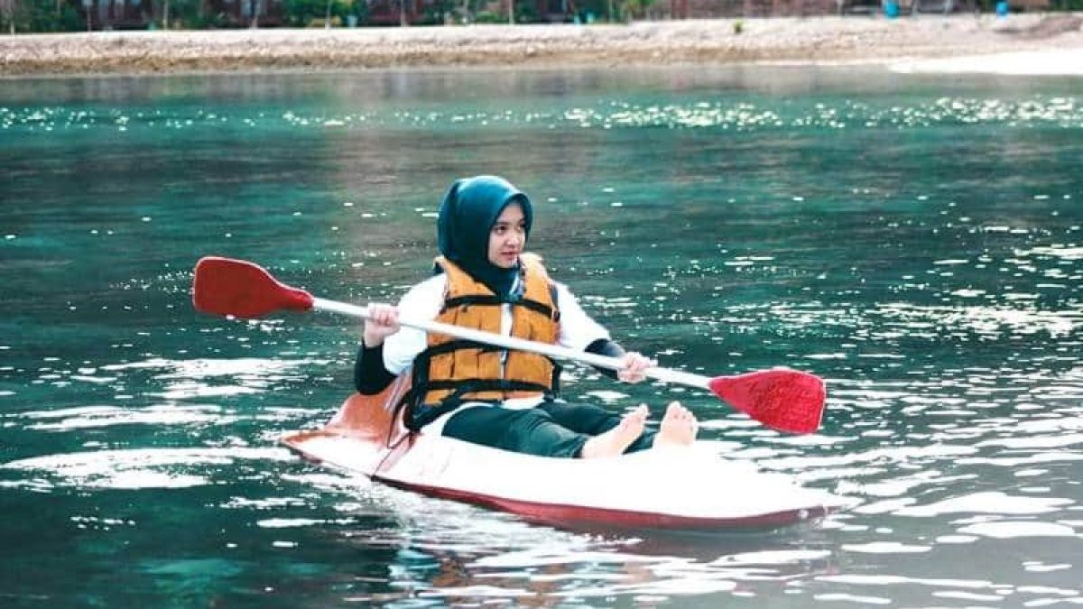 Bermain Kayak di Sekitar Danau Toba