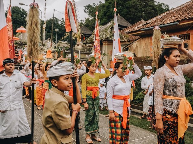 Ikat tradisional dan kegiatan budaya Bali