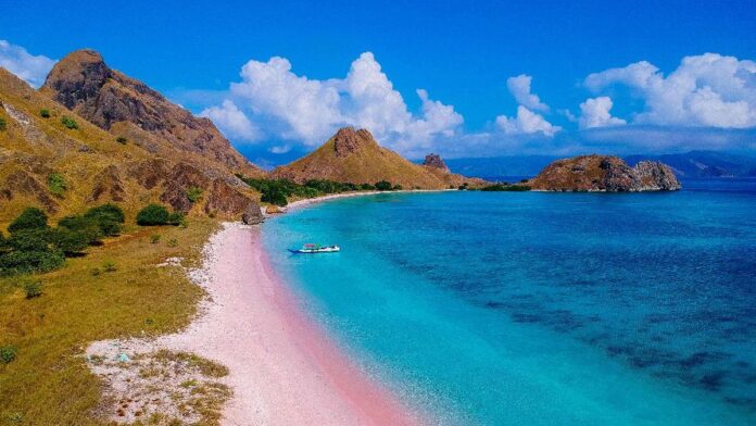 Pantai Merah Muda (Pink Beach) di Pulau Komodo