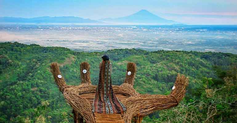 Tangan Raksasa di Pinus Pengger