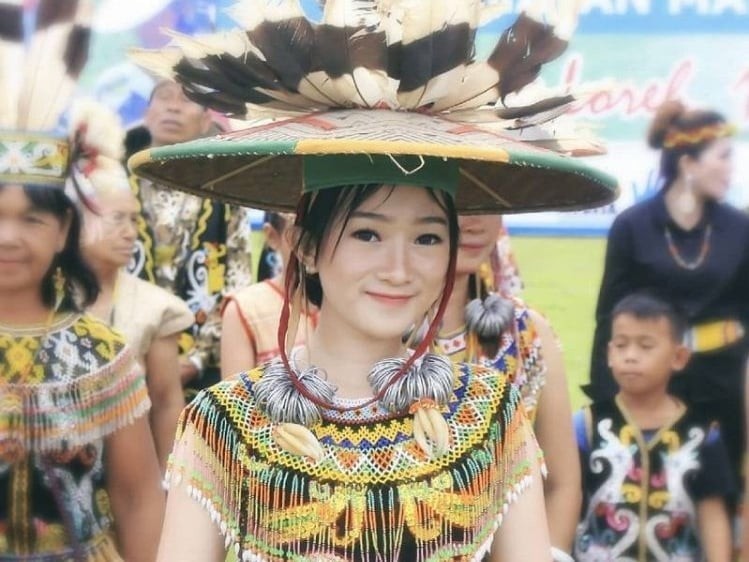 suku dayak cantik