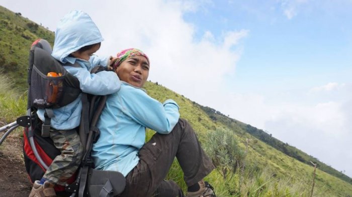 Persiapkan perlengkapan-perlengkapan naik gunung untuk anak