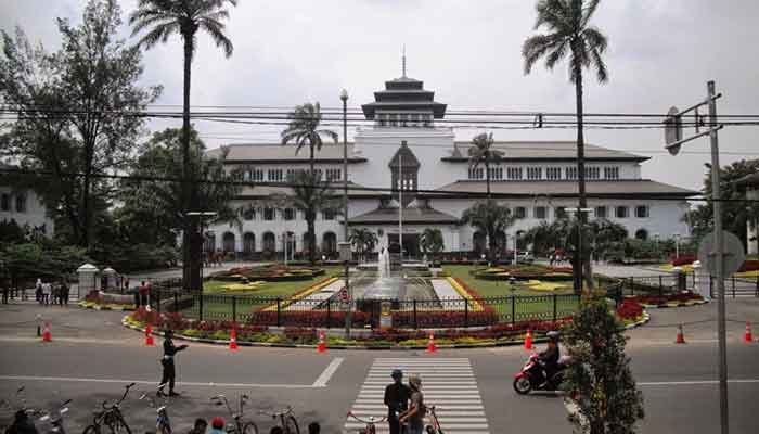 suasana gedung sate zaman modern